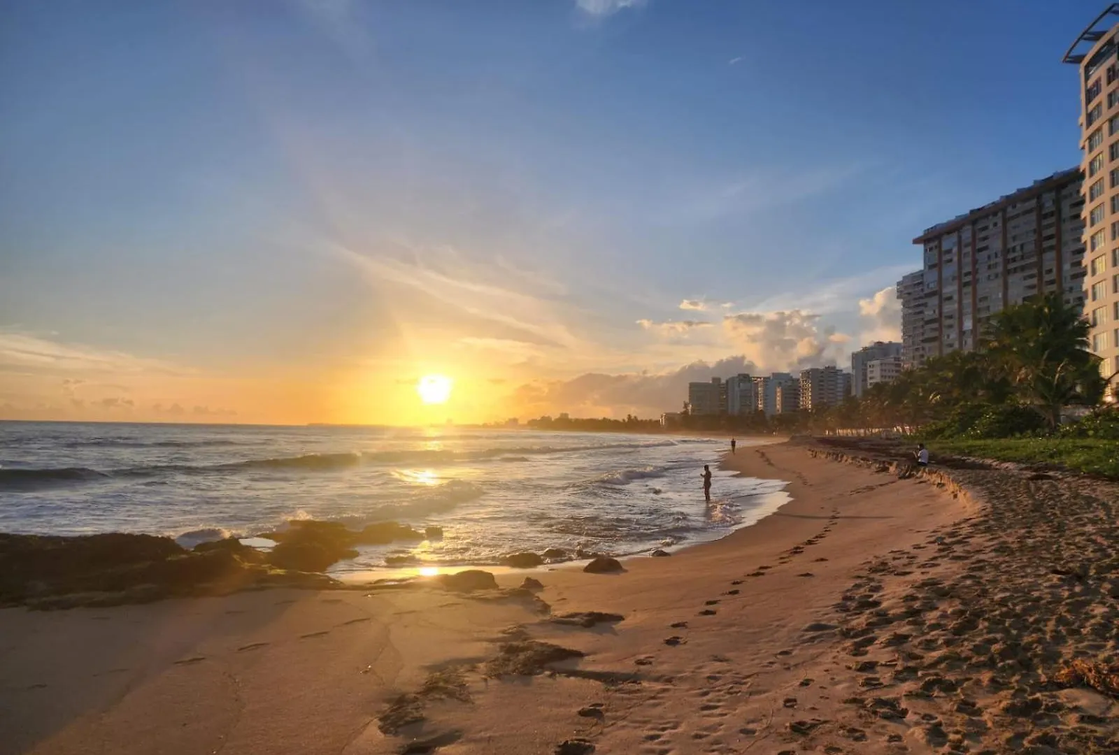 Luxurious Beachside 3-Br Apt San Juan Apartment